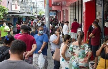 Pessoas são abordadas e 44 locais são autuados em Fortaleza pela Agefis em decorrência de aglomerações