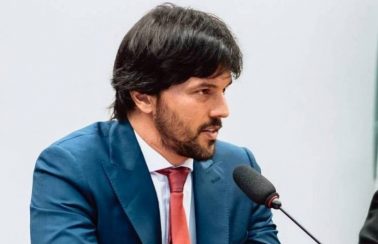 Bolsonaro recria Ministério das Comunicações e coloca deputado Fábio Faria como ministro
