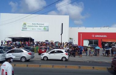 Distribuição de cestas básicas volta a provocar aglomeração de pessoas em Maceió