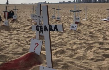 Médicos fazem manifestação em praia de Fortaleza em apoio a vítimas da Covid-19
