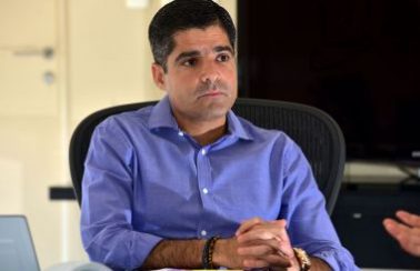 Após aglomeração, ACM Neto decide fechar orla do Porto da Barra em Salvador
