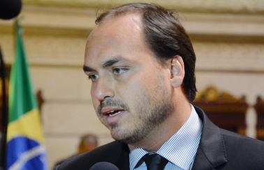 Decisão do STF deve tirar foro especial de Carlos Bolsonaro, alvo de investigação criminal