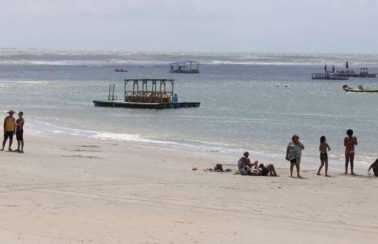 Praia de Porto de Galinhas em PE reabre e tem movimento discreto