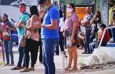 Em dia de greve dos rodoviários, Natal tem aglomerações nas paradas de ônibus e veículos lotados
