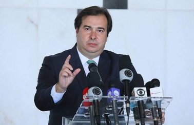 É a primeira vez na história que ‘exilado’ tem apoio do governo, diz Maia sobre Weintraub