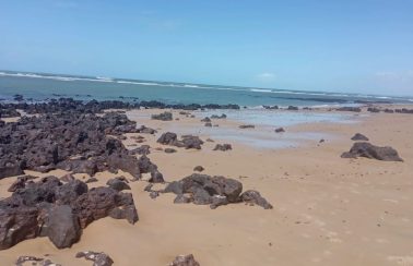 Manchas de óleo voltam a aparecer no litoral Sul do RN, diz Idema