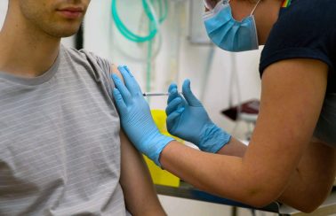 Em teste no Brasil, vacina de Oxford contra a Covid-19 é a mais adiantada do mundo, diz OMS