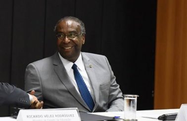 Posse de Decotelli no MEC é suspensa e governo estuda rever nomeação