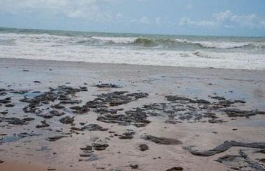 Manchas de óleo detectadas em litoral do Nordeste continuam sob investigação, diz Marinha do Brasil