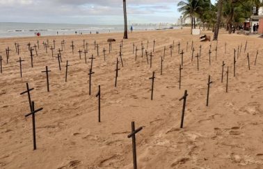 Cruzes em praia do Recife homenageiam as mais de 60 mil vítimas no Brasil