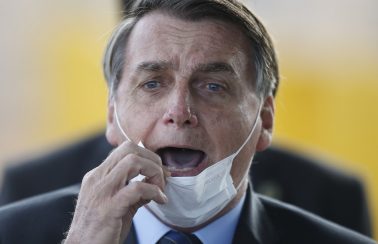 Bolsonaro veta uso obrigatório de máscara em templos e comércio