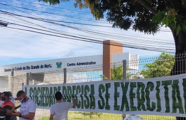 Profissionais de educação física e empresários do setor protestam em Natal por reabertura de academias