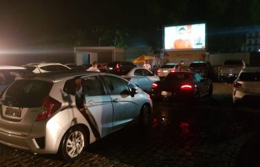 Cinema drive-in lota sessões em arena de shows em Natal