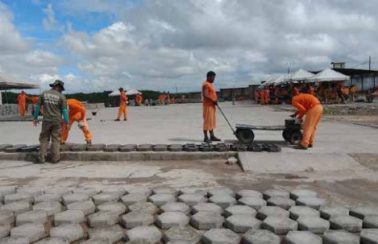 Mão de obra carcerária pavimenta ruas e avenidas de capital nordestina