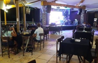 Sem venda de bebida alcoólica, bares de Natal reabrem com música ao vivo e regras de distanciamento