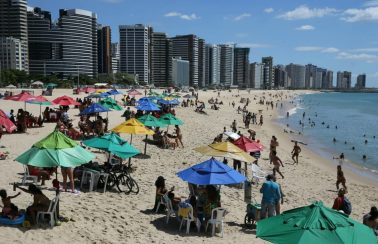 Jogos de futebol e barracas de praia são liberados em Fortaleza; veja o que muda