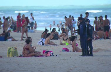 ‘A gente tem que lembrar que não tem vacina ainda’, diz prefeito do Recife após aglomerações na praia de Boa Viagem