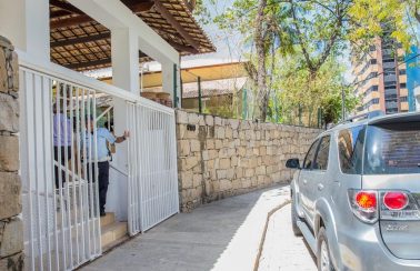 Dois homens são presos por ameaçar jogar bomba caseira na residência oficial de governador do NE