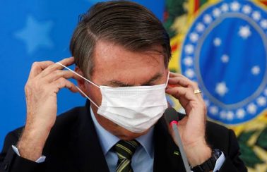 Bolsonaro faz novo teste e continua com coronavírus, diz Planalto