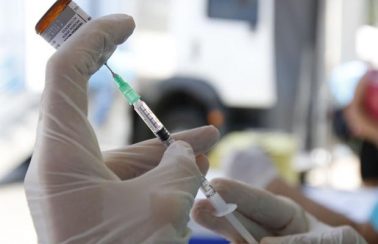 Apenas em 2021 as pessoas começarão a receber vacina para Covid-19, diz OMS