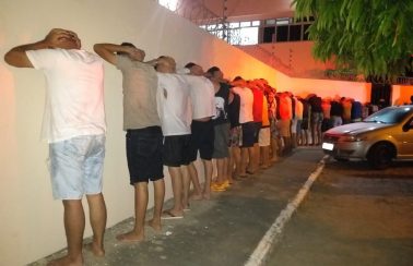 PM encerra festa e leva 63 pessoas à delegacia por fazerem aglomeração durante pandemia no RN