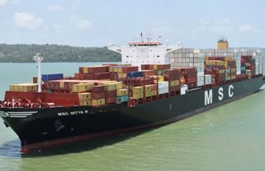 Maior navio porta-contêiner em operação no Brasil atraca em Salvador