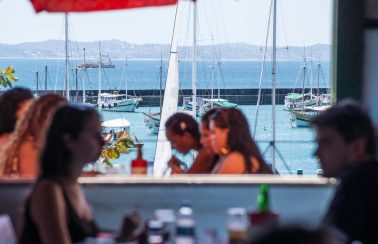 Donos de bares e restaurantes de Salvador podem pedir autorização para ocupar calçadas; saiba como