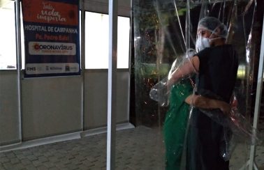 Cortina de plástico é instalada em hospital de campanha para pacientes abraçarem familiares, no Piauí