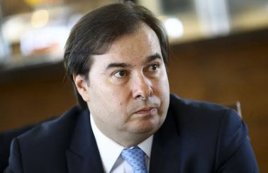 Maia quer acelerar projeto sobre fake news após ataques a Felipe Neto