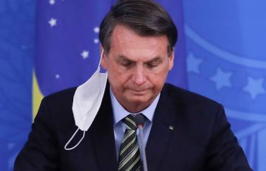 Bolsonaro veta ajuda financeira para profissional de saúde incapacitado por Covid