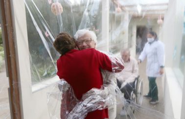 Idosos de abrigos de Salvador ganham cortina de proteção para receber abraços