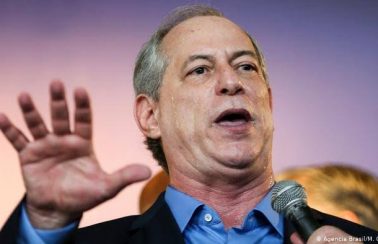 “Vou trabalhar para colocá-los na cadeia”, diz Ciro para Eduardo Bolsonaro