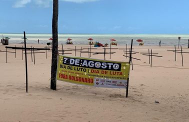 Cruzes na orla de João Pessoa lembram os quase 100 mil mortos por Covid-19 no Brasil