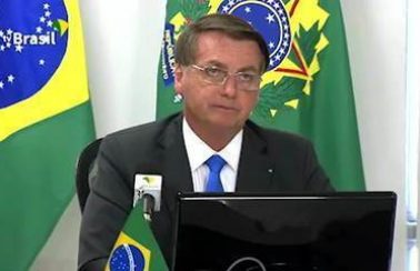 ‘Essa história de que a Amazônia arde em fogo é uma mentira’, diz Bolsonaro
