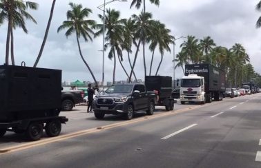 Profissionais de eventos fazem protesto na orla de Maceió no domingo (16)