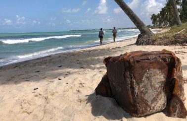 Caixa misteriosa é encontrada em praia de Pernambuco
