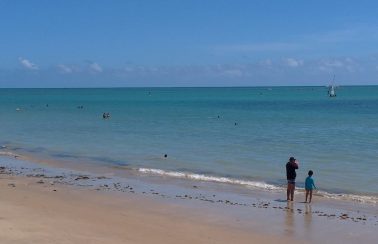 Banho de mar e atividades na areia da praia estão liberados, em João Pessoa