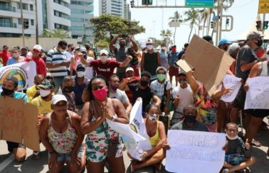 Barraqueiros protestam em orla do Recife por retorno de atividades
