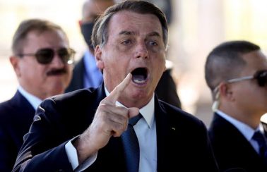 Questionado sobre cheques de Queiroz a Michelle, Bolsonaro diz a jornalista: ‘Minha vontade é encher tua boca na porrada’