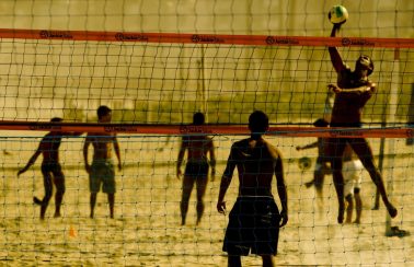 Recife libera esportes em praias, bicicletas em parques e aulas em grupo com profissionais de educação física