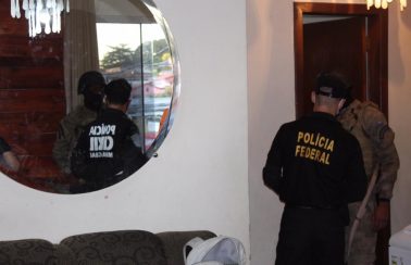 PF cumpre 600 mandados em operação contra facção criminosa; Justiça bloqueia até R$ 252 milhões