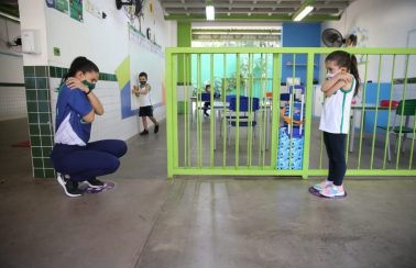 Escolas infantis e creches voltam a funcionar em Fortaleza com alunos de máscaras e opção de ensino remoto