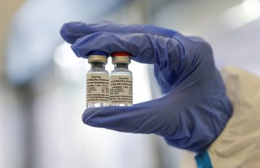 Vacina russa contra Covid induziu resposta imune e não teve efeitos adversos, indica estudo preliminar
