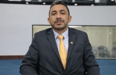 Vereador de Fortaleza é detido por urinar na rua próximo à viatura da polícia