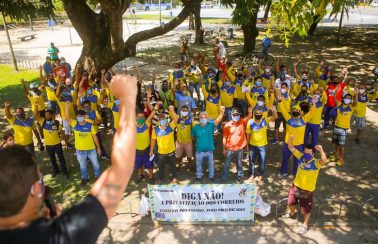 Em greve, funcionários dos Correios realizam manifestação no Recife