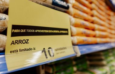 Supermercados já limitam venda de produtos básicos em capital do Nordeste