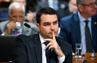 STJ adia julgamento de recurso de Flávio Bolsonaro para paralisar investigação de ‘rachadinhas’
