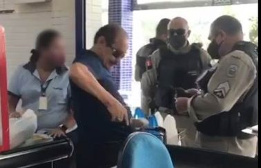 Policial é detido suspeito de ameaça em supermercado ao se recusar a usar máscara, na PB