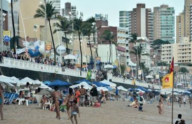 Praias voltarão a ser fechadas em Salvador após banhistas descumprirem protocolos