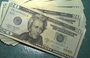 Dólar volta a subir e fecha no maior valor em quatro meses